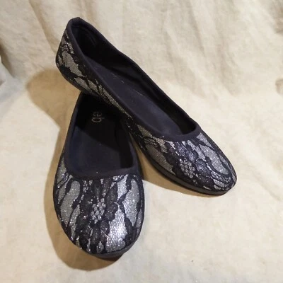 🩰 Zapatos planos de ballet clásicos Deb talla 9 M negros con encaje sobre cuero sintético plateado brillante Foto 1 de 4