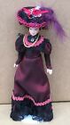 Viktorianische Dame in einem burgunderfarbenen Kleid mit Ständer Tumdee im Maßstab 1:12 Puppenhaus C