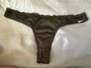Tanga suave satinado sedoso verde militar ribete de encaje talla Lg - Imagen 1 de 9