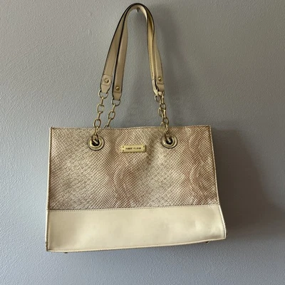 Cartera Anne Klein imitación cuero estampado piel de serpiente color crema detalles tono dorado Foto 1 de 4