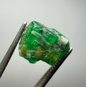 Hermoso lote de cristal esmeralda en bruto natural con tapa de 39,50 quilates de Swat Pakistán. - Imagen 1 de 9