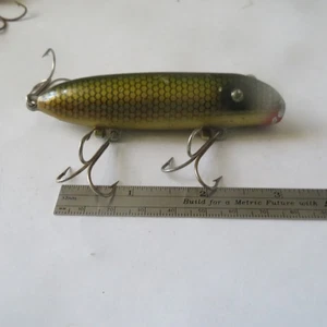 FISHING LURE SOUTH BEND 3¾" WOOD BASS-ORENO GREEN BACK & GOLD SCALES - Picture 1 of 5