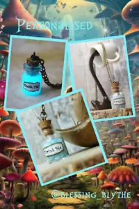 Alice nel Paese delle Meraviglie Drink Me Potion, Collana Bottiglia Personalizzata, Si Brilla! - Foto 1 di 12