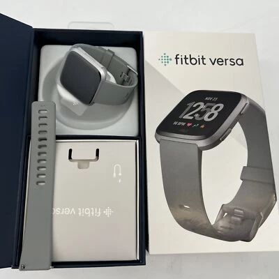 Reloj inteligente Fitbit Versa monitor de ritmo cardíaco para dormir con pulsera S&L EE. UU. Foto 1 de 4