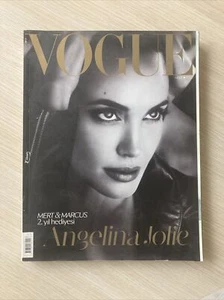 vogue Turkey March 2012 - Angelina Jolie - Picture 1 of 7