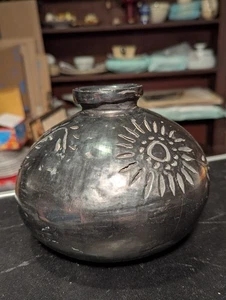 Jarrón de cerámica negro de colección firmado Don A Rosa Oaxaca México fondo redondo - Imagen 1 de 10