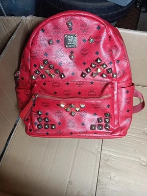 Mochila MCM de cuero tachonado roja con estampado de logotipo Foto 1 de 4