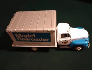1994 FIRST GEAR MODELLEISENBAHN MAGAZIN 1951 FORD F-6 Trockengüterwagen Maßstab 1:34 - Bild 1 von 12
