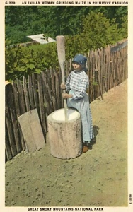 Postal de colección años 30 mujer moliendo maíz en moda primitiva montañas ahumadas - Imagen 1 de 3