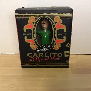 Camisa Arturo Fuente Carlito El Papo Del Humo Bobblehead Verde Nueva Como Nueva en Caja - Imagen 1 de 6