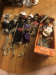 5 diversi scheletri di Halloween 16 pollici villaggio spettrale più teschio musicale animato - Foto 1 di 7