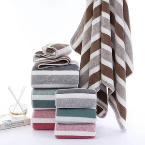Nuovo bellissimo set asciugamani da bagno, accappatoio, asciugamani stampati in pile corallo e asciugamani da bagno - Foto 1 di 25
