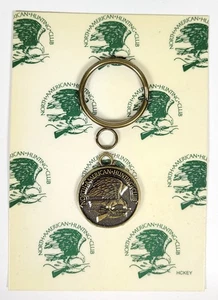 Portachiavi tondo vintage North American Hunting Club Eagle metallo bronzo 1" NUOVO - Foto 1 di 3