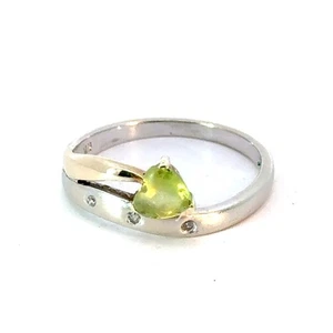 Synthetic Peridot Lady's Stone Ring 10K White Gold 1.9g Size:6.5 (MI1065306) - Picture 1 of 7