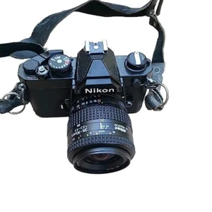 Nikon FM corpo nero reflex fotocamera pellicola 35 mm obiettivo Af Nikkor 35-70 mm 4,5 made Japan - Foto 1 di 10