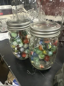 Glaskugel Einmachglas gefüllt mit einigen verschiedenen farbigen Murmeln - Bild 1 von 8