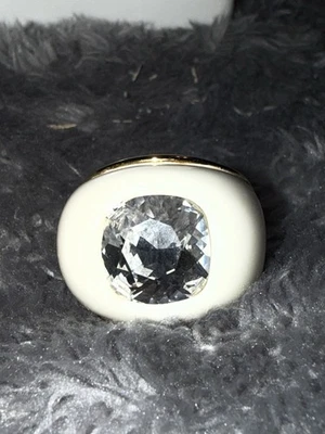 老式 KJL Kenneth Jay Lane OFF 白色珐琅黄金巨大水钻戒指 7 — 第 1/4 张图片