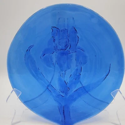 PLATO/PLATO DE VIDRIO ARTÍSTICO AZUL COBALTO CON UNA SOLA IMPRESIÓN DE IRIS EN LA PARTE POSTERIOR  Foto 1 de 4