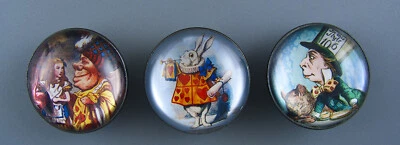 CHRYSTAL DOME PICTURE BUTTON. - ALICE IN WONDERLAND - Image 1 of 3