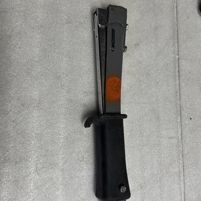 Grampos Arrow Slim Hammer Tacker 1/4 pol a 3/8 pol modelo HT55 (usado) - Imagem 1 de 3
