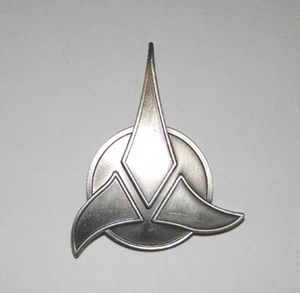 Pin con logotipo grande Star Trek: The Next Generation Klingon 1995 NUEVO SIN USAR - Imagen 1 de 1
