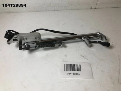 TRIUMPH DAYTONA 675 2009 SOPORTE LATERAL GENUINO OEM LOTE 104T29894 Foto 1 de 4