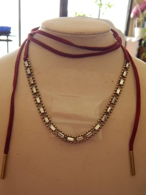 Collar Jen Atkin Chloe + Isabel Diamantes de Imitación Cuero Gamuza Rojo Foto 1 de 4