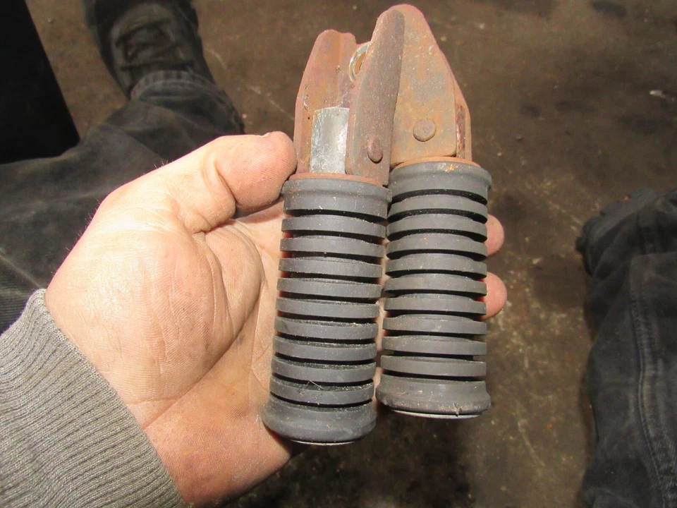 1982 Suzuki GS450 T pinos traseiros esquerda direita - Imagem 1 de 1