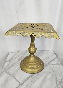 Antiguo soporte de pedestal de pastel/pastel victoriano de latón en relieve y reticulado 9 1/2" H - Imagen 1 de 11