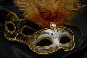 MASK *FRIDGE MAGNET* DRAMA CARNIVAL PARADE MARDI GRAS FESTIVAL COSTUME COLORFUL - Picture 1 of 2