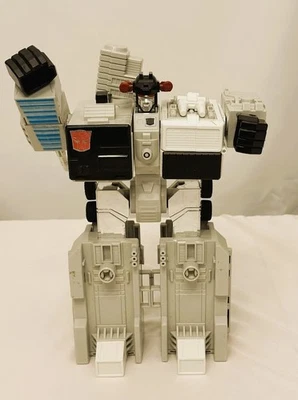 1985 Takara Transformers G1  Metroplex NEAR COMPLETE Rubber Tire Variant - Image 1 of 4