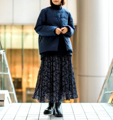 Chaqueta de plumón ligera Clare Waight Keller Uniqlo:C para mujer talla grande azul marino XS S M L Foto 1 de 4