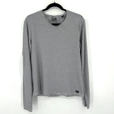 Camisa básica para hombre Scotch & Soda negra blanca a rayas cuello en V manga larga pequeña Foto 1 de 4