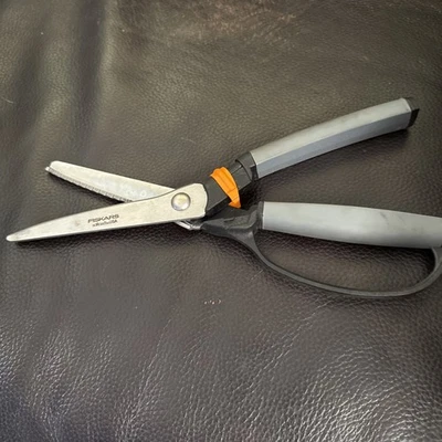 FISKERS SOFT TOUCH QUILTERS CRAFTERS LOCKING SCISSORS MADE IN USA - Image 1 of 4