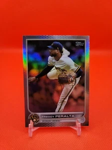 2022 Topps Serie 1 Freddy Peralta Rainbow Foil #13 Milwaukee Brewers - Imagen 1 de 2