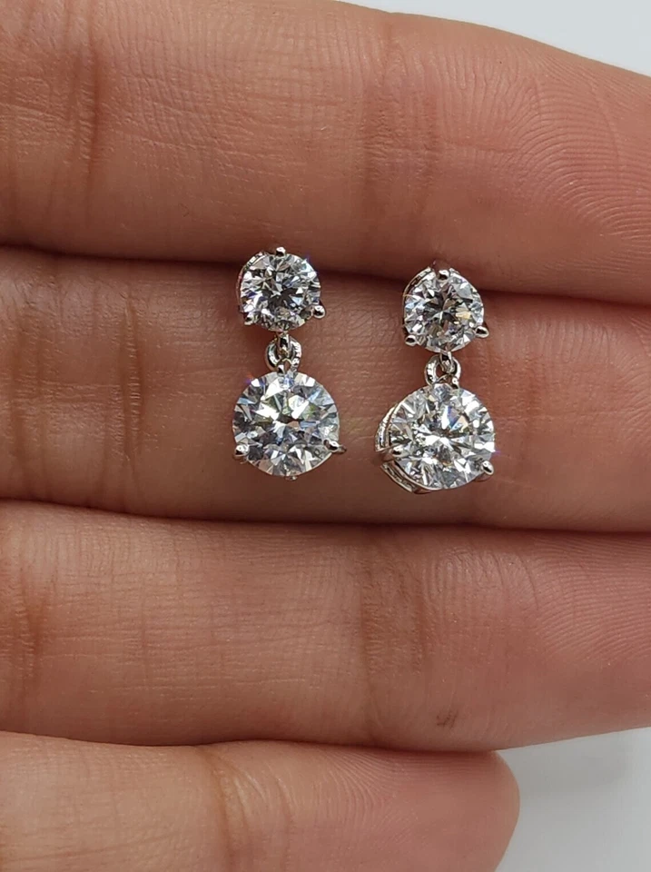 Aretes para mujer con pasador de diamantes de corte redondo de 2,00 quilates con acabado en oro blanco de 14 quilates Foto 1 de 4