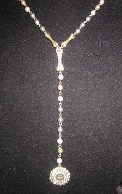 COLLAR BETSEY JOHNSON ETIQUETA NEGRA LABIOS MARILYN MEDALLÓN LATÓN CON HUESOS Foto 1 de 4