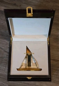 Bottiglia profumo cristallo a forma di barca a vela, trovata nella scatola originale - Foto 1 di 4