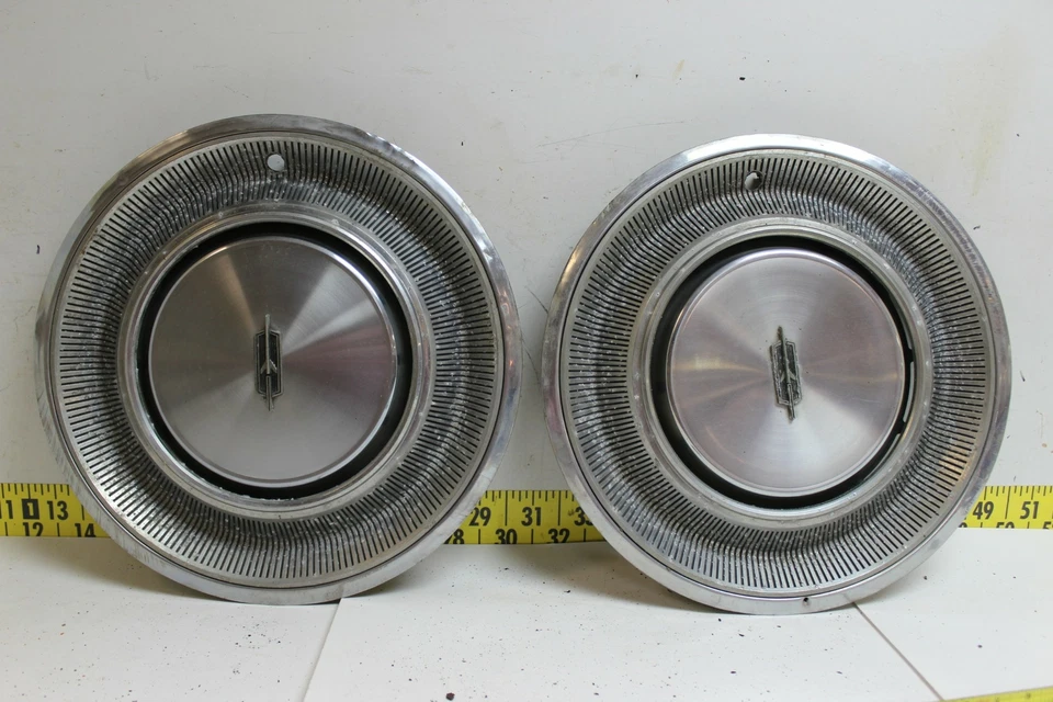 Cubiertas de rueda tapacubos OEM GM 15" 00410225 1972 Oldsmobile Custom Cruiser (W381) Foto 1 de 4
