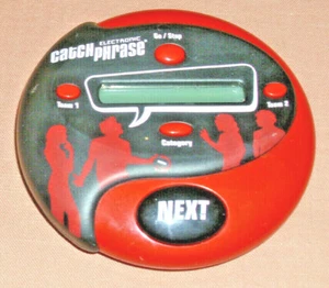 Hasbro Catch Phrase Electronic Handheld Game Words & Phrase Red Black Tested - Imagen 1 de 3