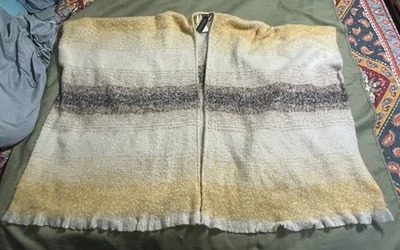 NOVO COM ETIQUETAS "STEVE MADDEN" PANCHO ENVOLTÓRIO FEMININO TAMANHO ÚNICO lã LENÇO MACIO western - Imagem 1 de 4