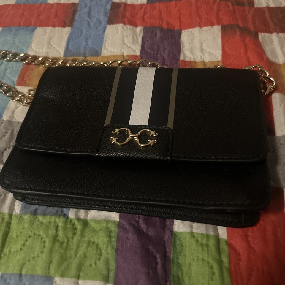 Bandolera C. Wonder en blanco y negro Foto 1 de 3