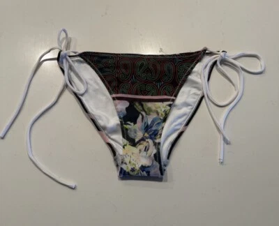 Parte inferior de bikini Clover Canyon talla grande con estampado floral a rayas natación artística Foto 1 de 4