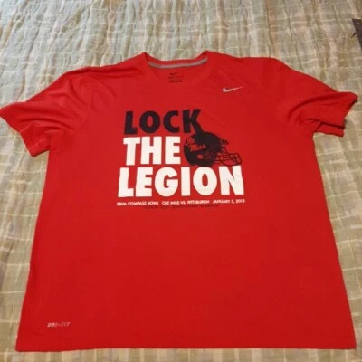 CAMISA ROJA OLEMISS MISSISSIPPI REBELS 👕 TALLA X-GRAN BRÚJULA BOWL NIKE DRI-FIT  Foto 1 de 4