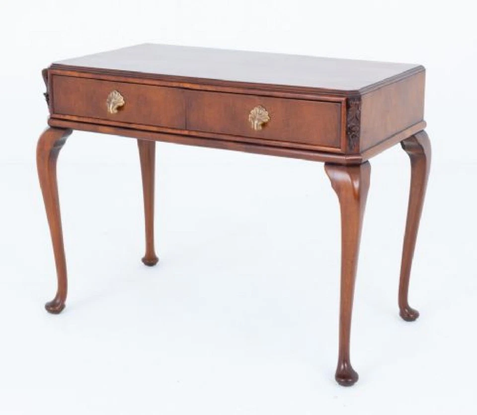 Mesa auxiliar Regency de nogal con dos cajones Foto 1 de 4