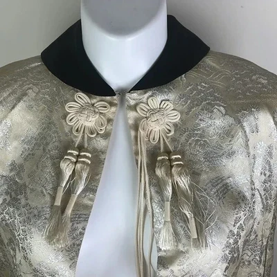 Flapper Asiático Deco Seda Brocado Terciopelo Rana Borla Corto Noche Capa Capelet Foto 1 de 4