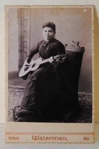 aprox. Tarjeta de gabinete 1899 - Mujer tocando la guitarra - Ypsilanti, Michigan - Imagen 1 de 3
