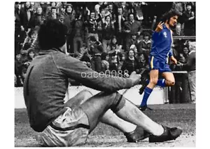 CARDIFF CITY FC LEGEND ROBIN FRIDAY GIVING THE V - SIGN 1977 A4 PRINT - Picture 1 of 1