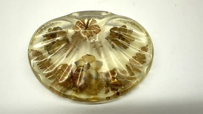 Jabonera vintage Lucite de resina acrílica en forma de concha marina con flores secas Foto 1 de 4