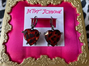Betsey Johnson Ohrringe Glampir rot Glitzer Lucite Leopard Herz Tiermotiv - Bild 1 von 2